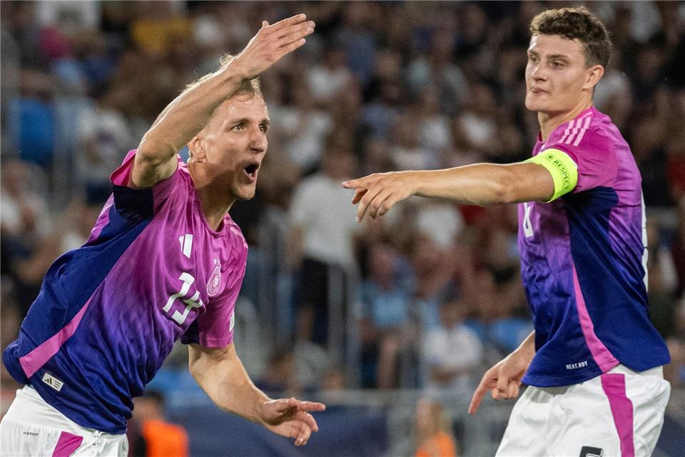 Nelson Weiper (l) macht das Spiel mit dem 1:2 spannend.Martin Baumann/TASR/dpa