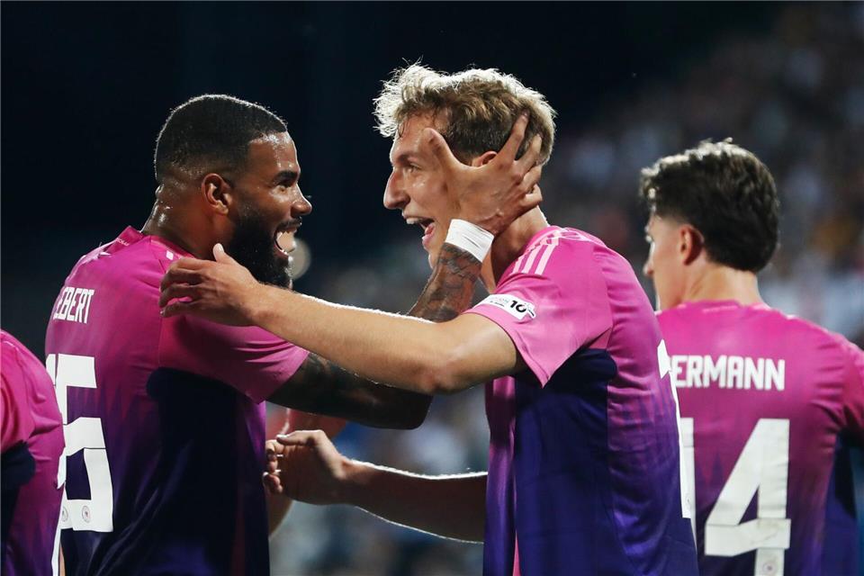 Nelson Weiper (r) jubelt über sein 2:0.Branislav Racko/dpa