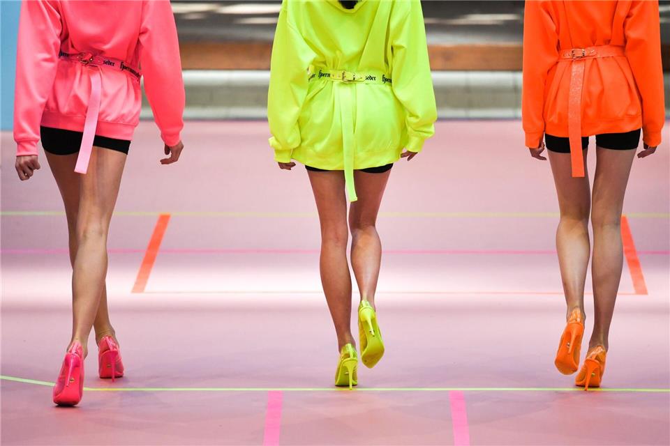 Neonfarben kehren ins Rampenlicht zurück und verleihen der Alltags- und Businessmode mehr Sichtbarkeit. Jens Kalaene/dpa-Zentralbild/dpa