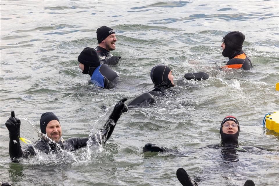 Neoprenanzüge schützen die Rettungskräfte vor der Kälte im Rhein. Helmut Fricke/dpa