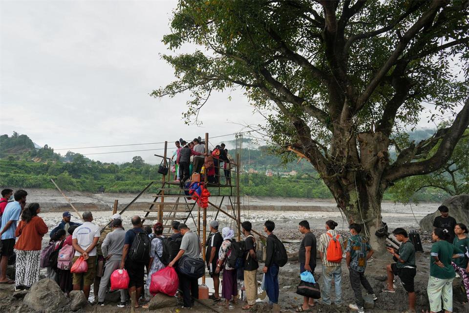Nepal: Improvisiert über den Trishuli – Bürger nutzen Not-Seilbahn nach Sturzfluten im HimalayaRajesh Kumar Singh/AP/dpa
