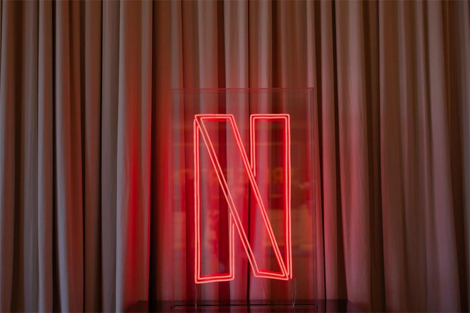 Netflix erhöht regelmäßig die Preise - und genug Kunden in verschiedenen Ländern spielen bisher mit. (Symbolfoto) Rolf Vennenbernd/dpa