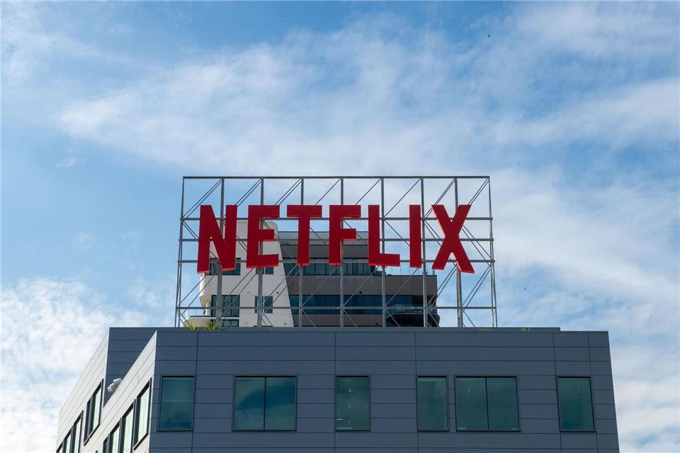 Netflix will nur noch einmal im Jahr Angaben zur Popularität seiner Filme und Serien veröffentlichen. (Archivbild) Andrej Sokolow/dpa
