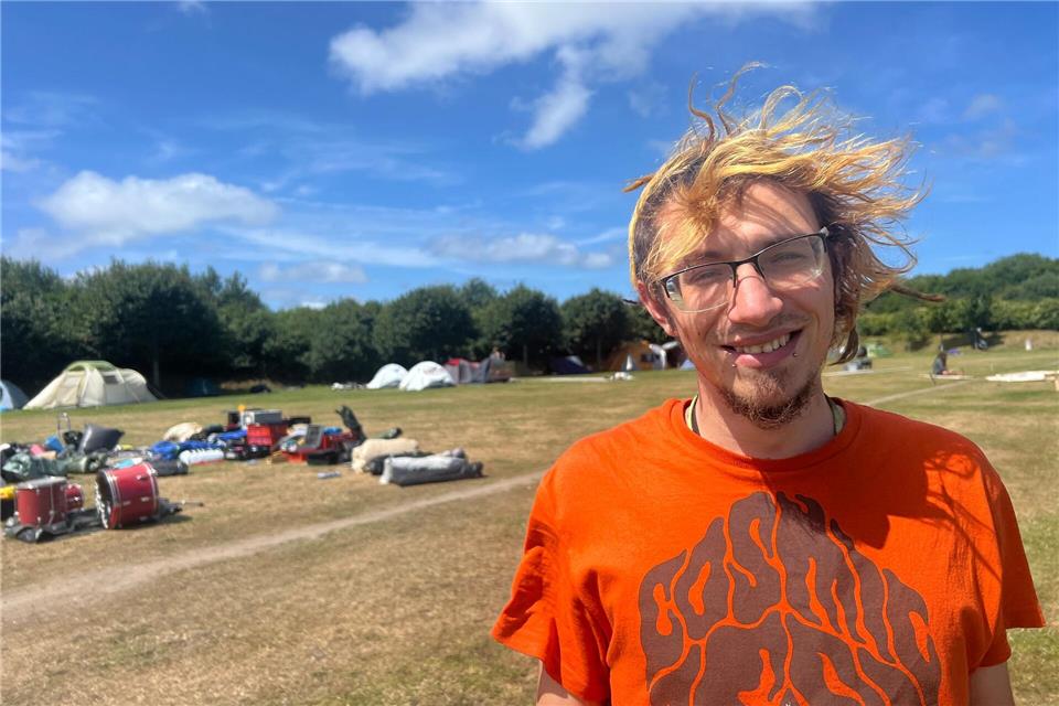 Netto aus der Nähe von Mannheim gehört zum Orga-Team und zeigte sich zufrieden mit dem Protestcamp 2027 auf Sylt. Seinen Nachnamen möchte er der Deutschen Presse-Agentur nicht nennen. Lea Albert/dpa