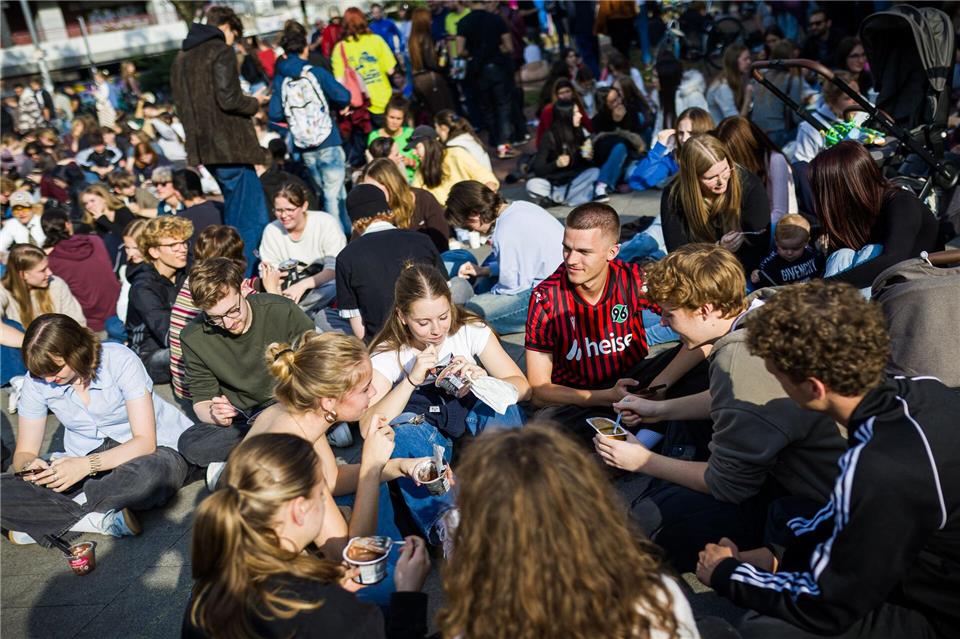 Netz-Trend: Pudding mit der Gabel essen. Das tun in Hannover über 1.000 junge Menschen.Moritz Frankenberg/dpa