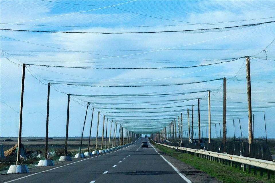 Netze über den Strtaßen bei Cherson sollen russische Drohnen abhalten. (Archivbild)Efrem Lukatsky/AP/dpa
