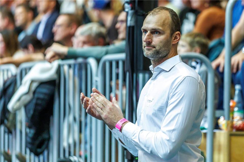 Netzhoppers-Geschäftsführer Dirk Westphal prüft den Zuschauerzuspruch in Potsdam. (Archivbild)Andreas Gora/dpa