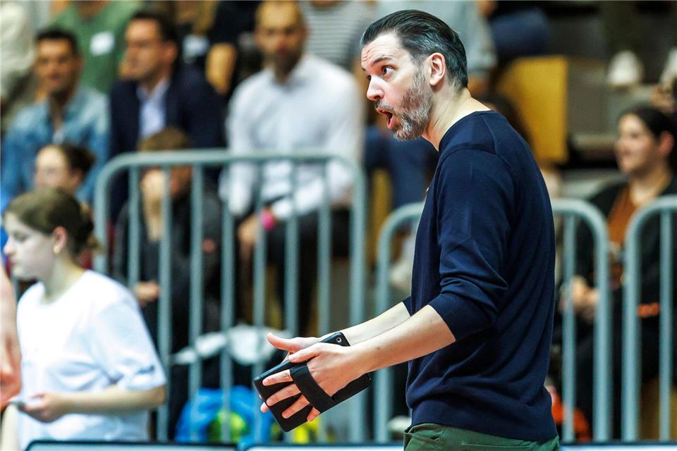 Netzhoppers-Trainer Liam Sketcher musste mit seinem Team die zehnte Saison-Niederlage hinnehmen.Andreas Gora/dpa