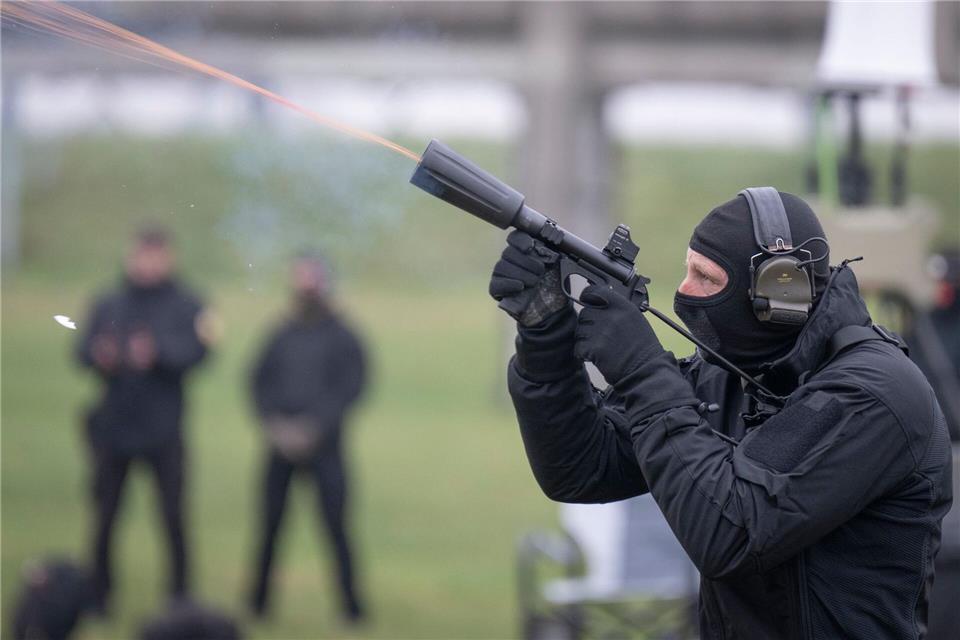Netzkanonen gehören zur Technik, mit der Drohnen abgewehrt werden können. Boris Roessler/dpa
