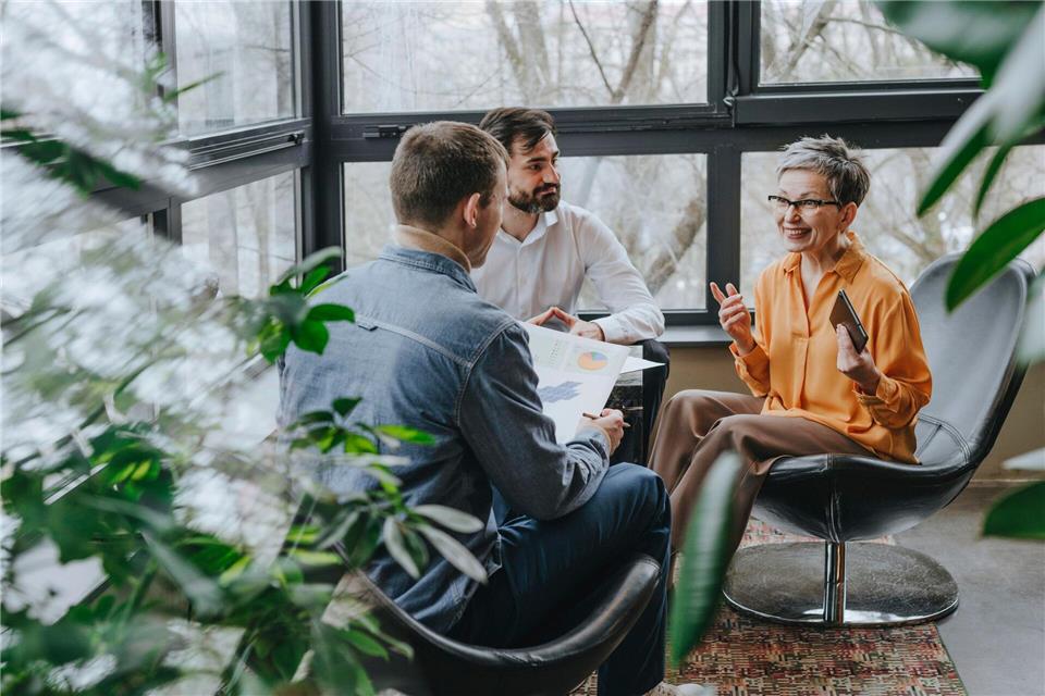 Netzwerken und gezielte Bewerbungen erhöhen die Erfolgschancen für ältere Jobsuchende.picture alliance / Westend61