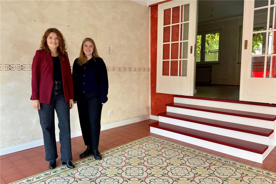 Neu-Mieterin Annika Stegger (links) mit Innenstadtmanagerin Isabell Wübbels im künftigen Studio.