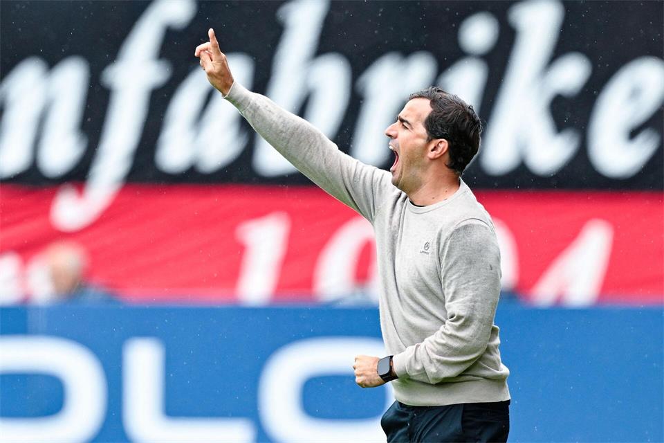 Neu-Trainer Carles Martínez feierte damit einen gelungenen Pflichtspieleinstand bei Bayer Leverkusen. Uwe Anspach/dpa