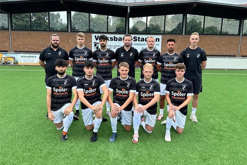 Neu bei der Heidener Viktoria: (oben v.l.): L. Sebastian Christoph (Betreuer), Alex Brun, Bayar Shahab, Marc Gebler (Trainer seit März 2024), Mike Berger, Michael Olzcyk und Co-Trainer Jannik Ewering. Unten v.l.: Leon Leon Latifi, Erdon Latifi, Phil Bischop, Qwenn Landzaat und Sebastian Vestrick. Auf dem Foto fehlen: Markus Zavalov und Lukas Hillmann.