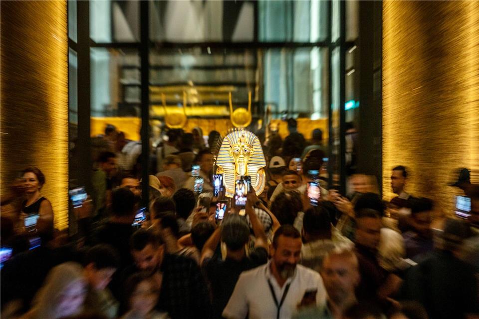 Neu eröffnetes Großes Ägyptisches Museum in Gizeh: Menschenmassen vor der goldenen Totenmaske von Tutanchamun.Gehad Hamdy/dpa