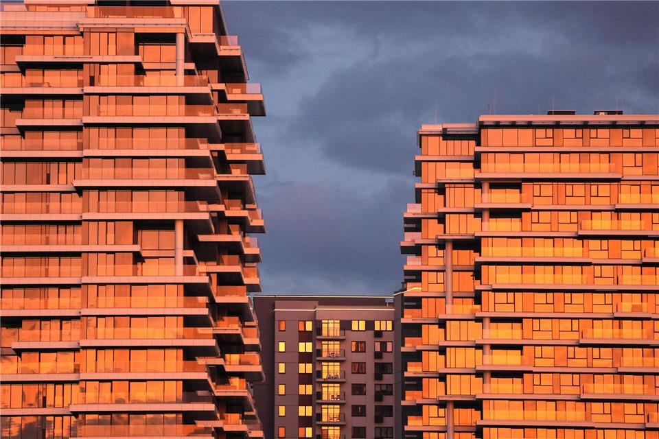 Neu errichtete Gebäude, die Teil des Belgrade Waterfront-Projekts sind, sind bei Sonnenuntergang in Belgrad zu sehen.Darko Vojinovic/AP/dpa
