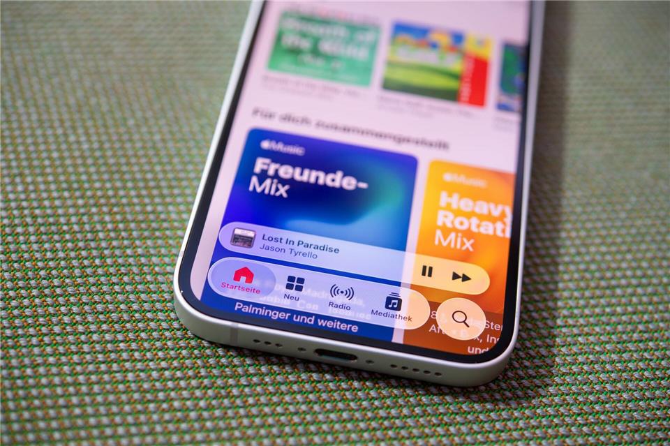 Neu, etwas transparenter, runder und schwebend: Die Benutzeroberfläche von iOS wurde mit Version 26 optisch erneuert.Nico Tapia/dpa-tmn