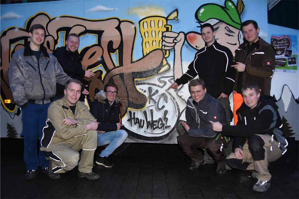 Neu im Velener Karnevalszug: der Wagen des Kegelclubs „Hau weg“.