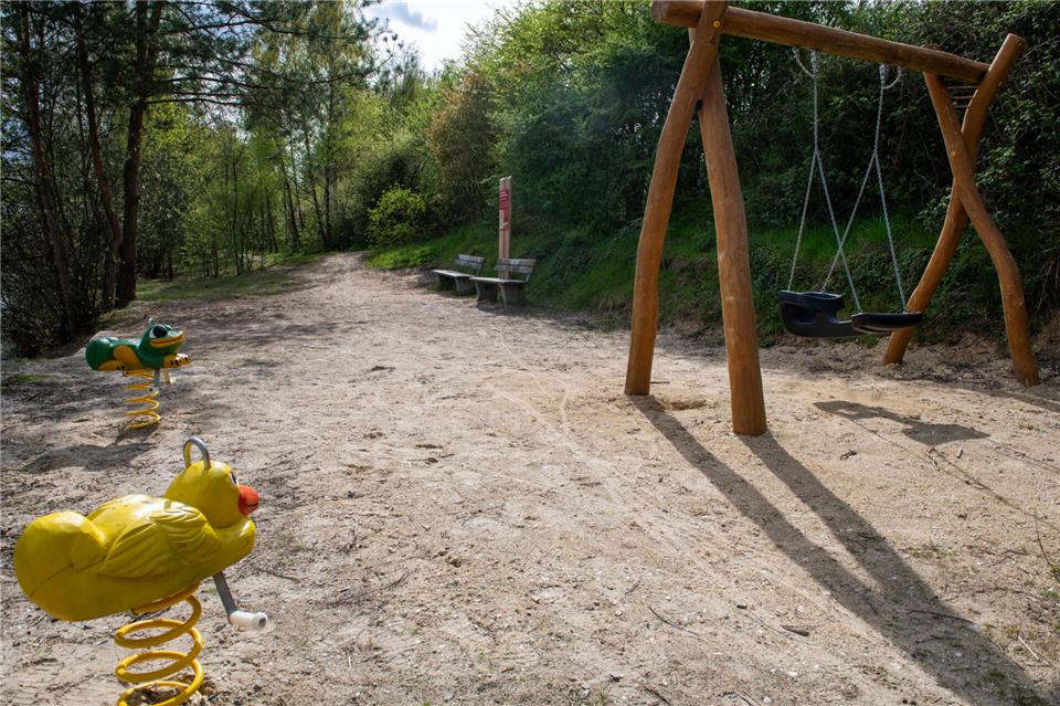 Neu sind einige Bänke und Spielgeräte für Kinder.