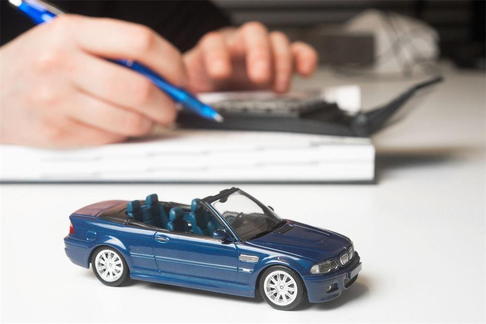 Neuberechnung kann sich lohnen: Renteneintritt, weniger Fahrten, anderer Fahrerkreis – wer das seiner Versicherung meldet, zahlt mitunter weniger.picture alliance/dpa/dpa-tmn