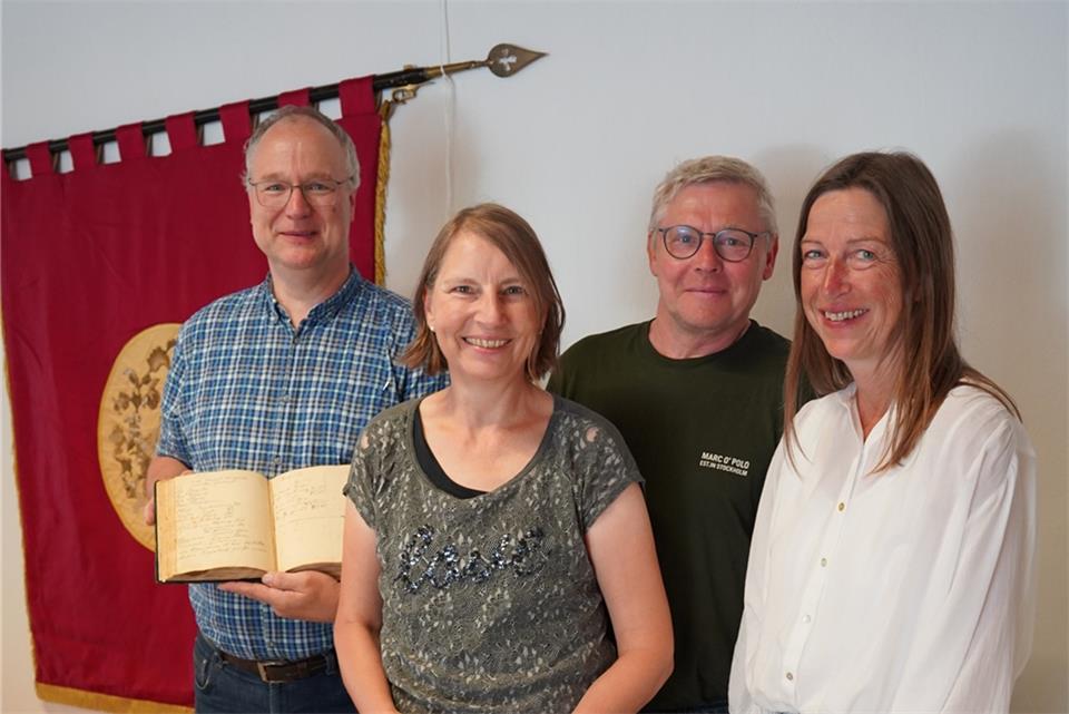 Neubürgermeister Hermann Küpers und seine Frau Petra Küpers, sowie Altbürgermeister Johannes Bonhoff und Ehefrau Bärbel (von links) freuen sich, nach langer Pause wieder feiern zu können.