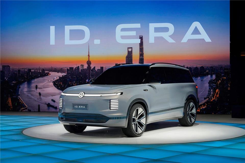 Neue Ära? Auf einer Automesse in Shanghai im Frühjahr 2025 zeigte VW drei Konzeptautos - darunter den elektrischen ID.ERA, bei dem ein kraftstoffbetriebener Generator an Bord für zusätzliche 700 Kilometer Reichweite sorgen soll.Volkswagen AG/dpa-tmn