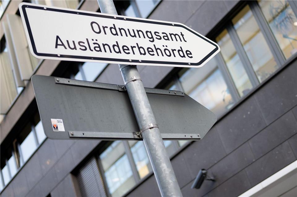 Neue Arbeitsweisen in den Ausländerbehörden (Illustration).Sebastian Gollnow/dpa