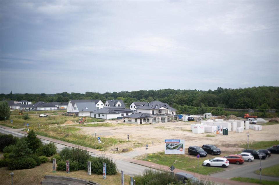 Neue Einfamilienhäuser im Landkreis Ludwigslust-Parchim: Dort sind die Grundstückspreise landesweit am niedrigsten. (Archivbild)Sebastian Christoph Gollnow/dpa