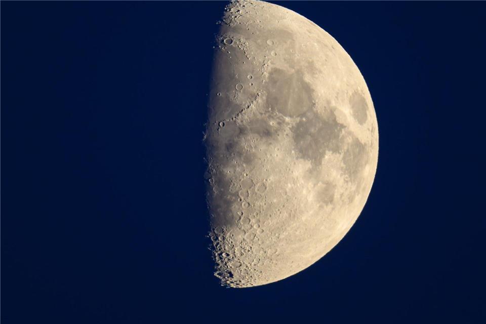 Neue Esa-Satelliten sollen künftig um den Mond fliegen und Mondmissionen helfen. (Archivbild)Patrick Pleul/dpa