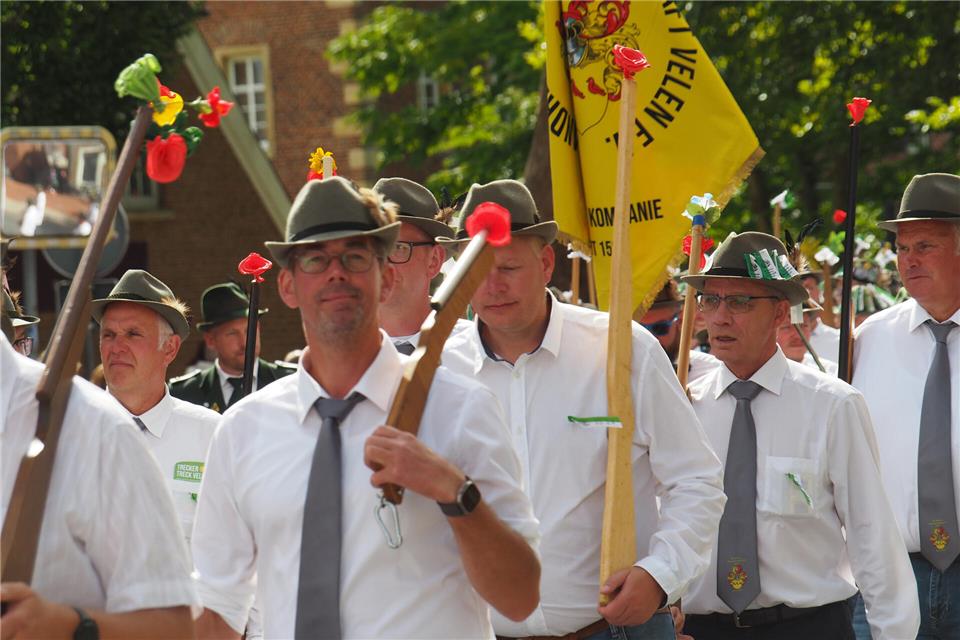Neue Fahnen will die St.-Andreas-Schützenbruderschaft anschaffen. Hier marschiert die Kompanie beim diesjährigen Sternmarsch.