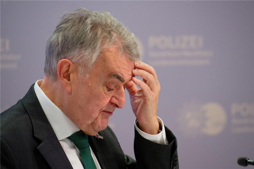 Neue Formen linksextremistisch motivierter Gewalt besorgen den nordrhein-westfälischen Innenminister Herbert Reul. (Archivbild)Henning Kaiser/dpa