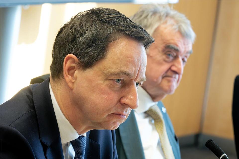 Neue Formen linksextremistisch motivierter Gewalt besorgen den nordrhein-westfälischen Innenminister Herbert Reul und Verfassungsschutzchef Jürgen Kayser.Henning Kaiser/dpa