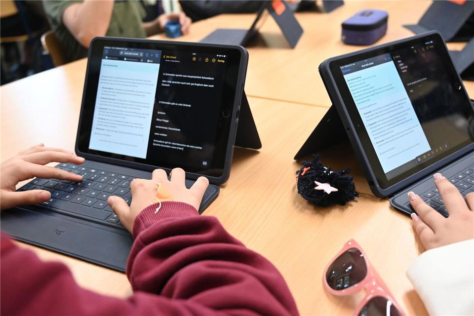 Neue Funktion: Lehrer können zukünftig über den Chatbot „Telli“ Unterrichtsmaterialien und Vorlagen austauschen. (Symbolbild)Carmen Jaspersen/dpa