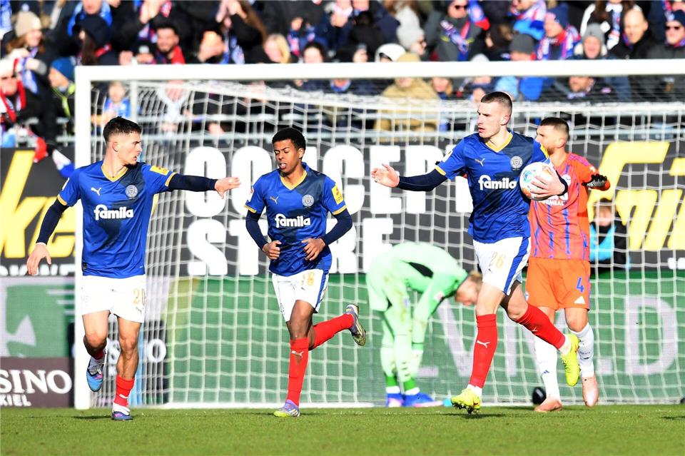 Neue Hoffnung: Kiels David Zec (r) trifft per Elfmeter zum 1:2.Daniel Bockwoldt/dpa