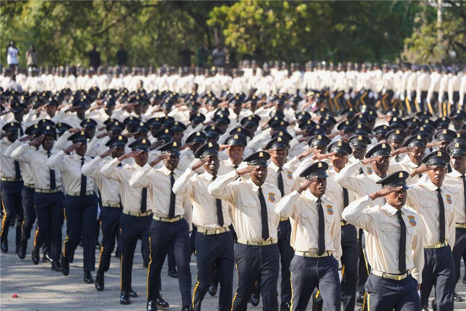 Neue Mitglieder der nationalen Polizei paradieren während ihrer Abschlussfeier.Odelyn Joseph/AP/dpa