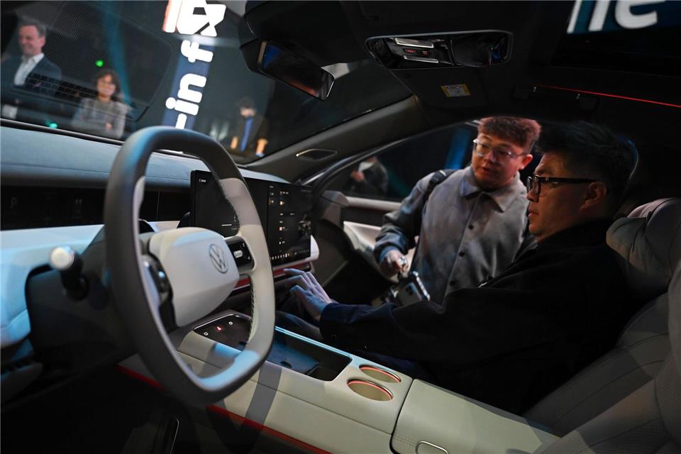 Neue Modelle sollen VW in China wieder Schub geben. Ab 2027 sollen es dort auch einen Sprung beim autonomen Fahren geben. (Archivbild)Johannes Neudecker/dpa