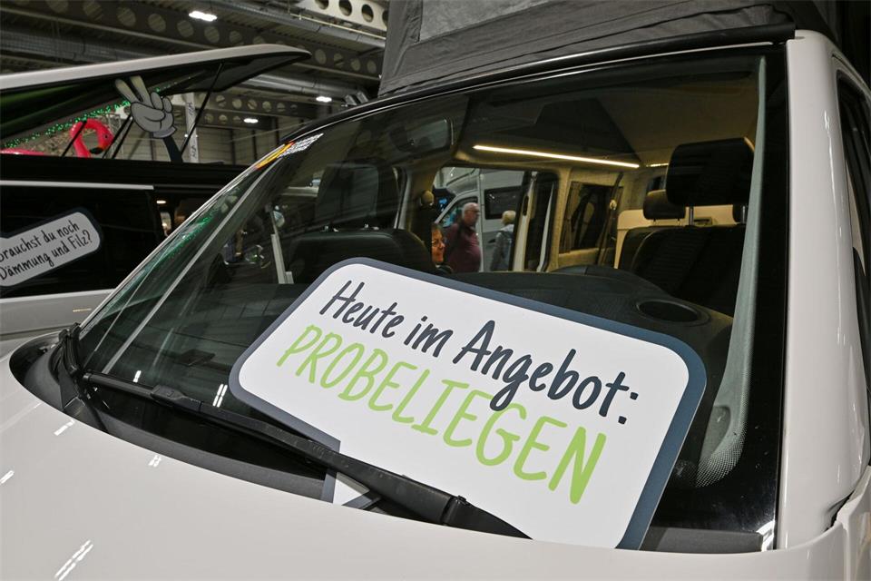 Neue Modelle und das Angebot zum Probeliegen im Messeteil Reisemobile. Martin Schutt/dpa