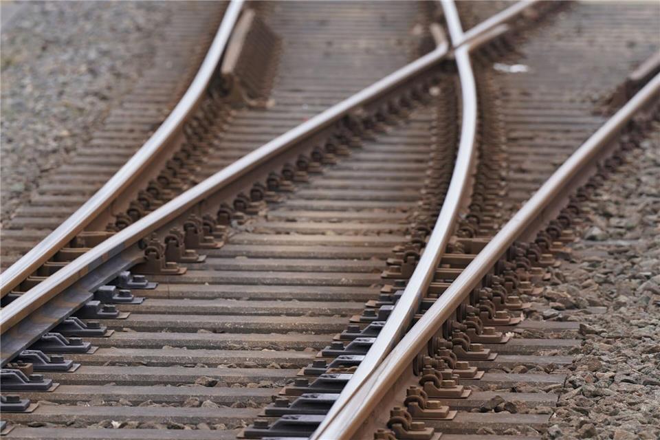 Neue Oberleitungen, Signale und ein Tunnelneubau sorgen bis Mai für Umleitungen und Ersatzbusse. (Symbolbild)Marcus Brandt/dpa