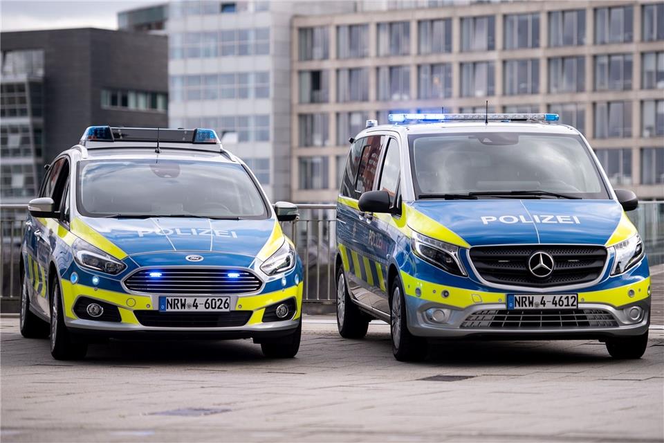 Neue Polizeiwagen vom Typ Mercedes Benz Vito (r) und Ford S-Max stehen im Düsseldorfer Medienhafen.
