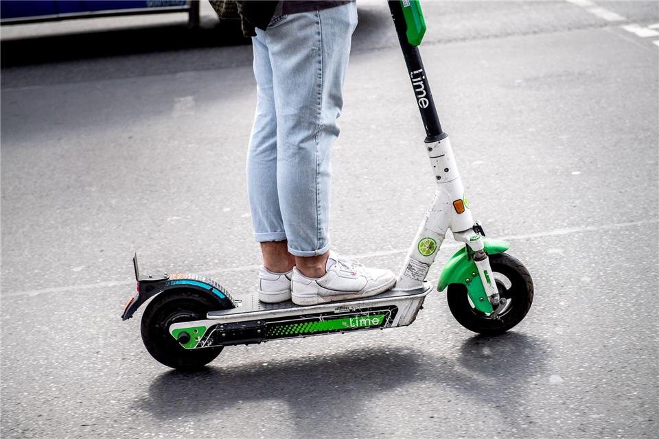 Neue Regeln ab März 2027: E-Scooter-Fahrende müssen sich bei Verstößen auf höhere Bußgelder und erweiterte Verkehrsvorschriften einstellen.picture alliance / dpa-tmn