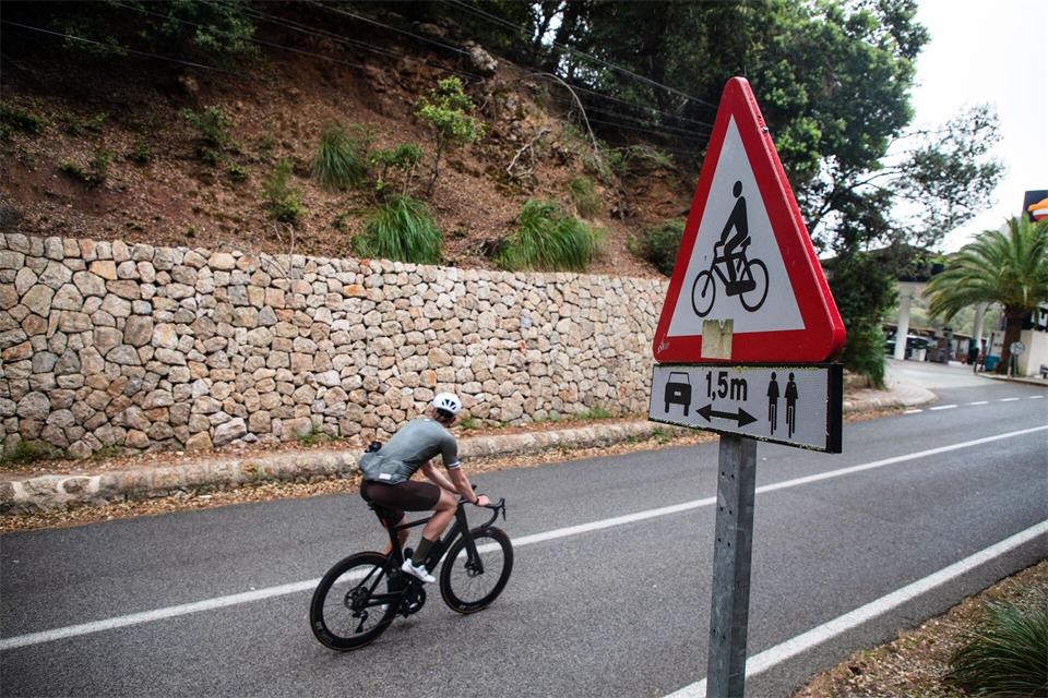 Neue Regeln für Radreisen in Spanien – ab Oktober heißt es außerhalb von Ortschaften: Helmpflicht auf dem Fahrrad.Clara Margais/dpa/dpa-tmn