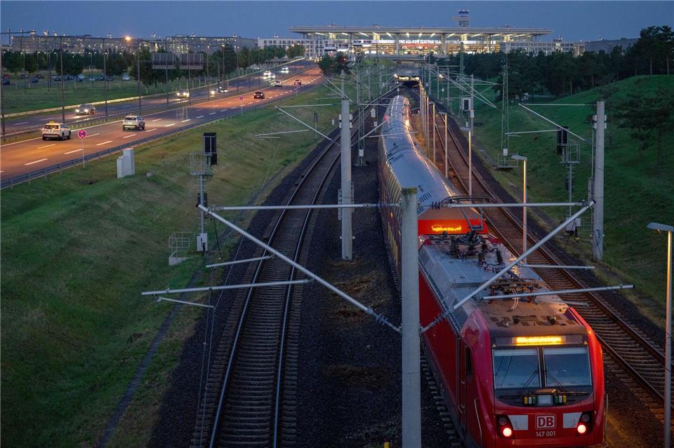 Neue Regionalverbindungen zum BER starten ab 2026, zugleich verlieren einige Orte ihre Direktanbindung an den Flughafen. (Symbolbild)Soeren Stache/dpa