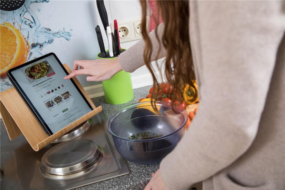 Neue Rezepte und ungewohnte Zutaten bringen mehr Vielfalt auf den Speiseplan - das erfreut unsere guten Darmbakterien. picture alliance / dpa-tmn