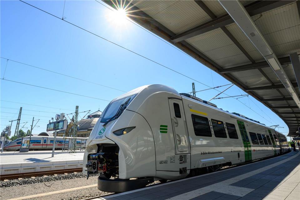 Neue S-Bahn-Züge vom Typ Mireo sollen ab Mitte Juni auf ersten Verbindungen zwischen Halle und Zwickau eingesetzt werden.Hendrik Schmidt/dpa
