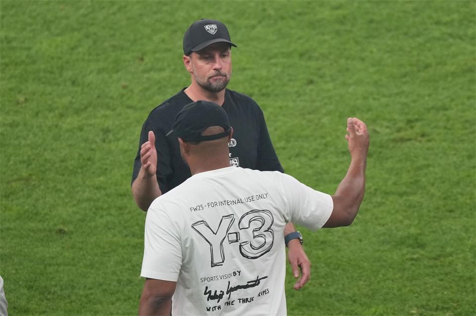 Neue Saison, altes Duell: Bayern-Trainer Kompany (vorne) und Stuttgarts Coach Hoeneß stehen sich mit ihren Teams zum Start der 64. Bundesliga-Saison gegenüber. (Archivbild)  Soeren Stache/dpa