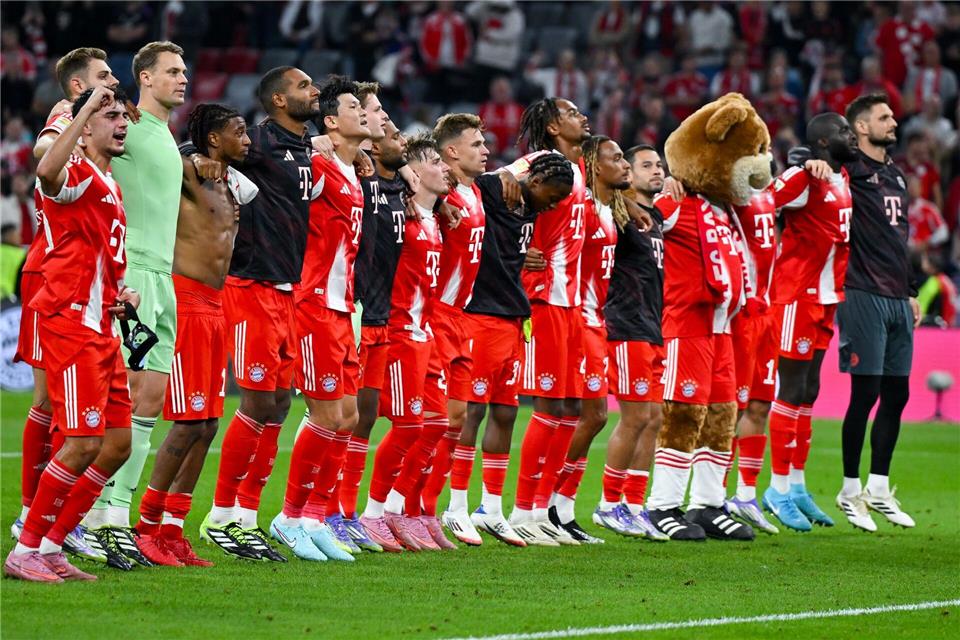 Neue Saison, gewohntes Bild: Die Bayern-Profis feiern vor ihrer Fankurve.Sven Hoppe/dpa
