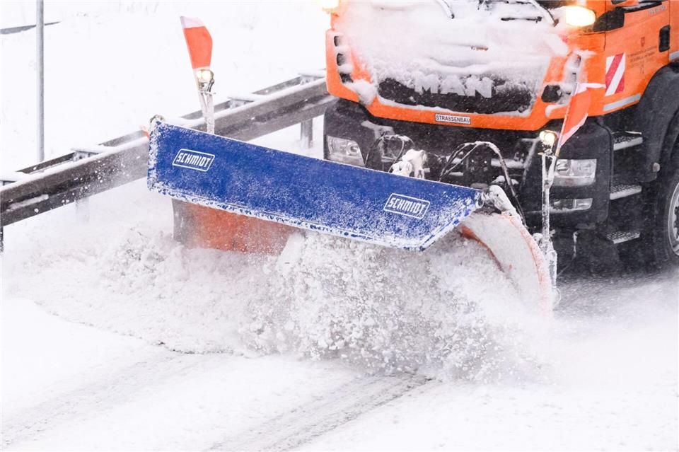 Neue Schneefälle, Sturm und Schneeverwehungen werden erwartet. (Archivbild)Julian Stratenschulte/dpa