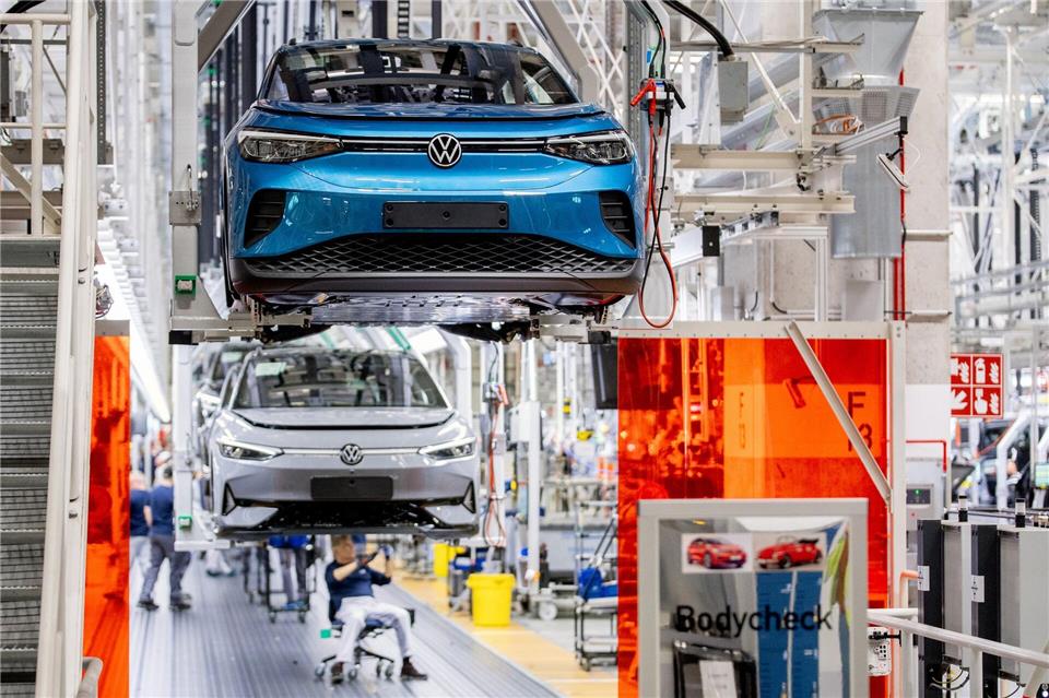 Neue Sparpläne bei VW verunsichern die Belegschaft. (Archivbild)Hauke-Christian Dittrich/dpa