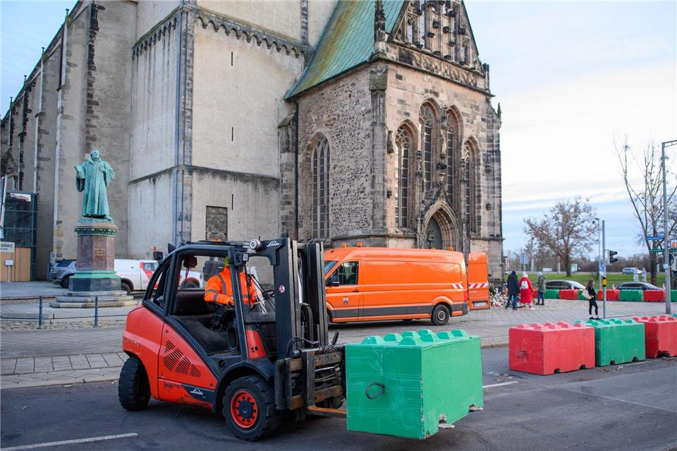 Neue Sperren sollen die Sicherheit auf dem Weihnachtsmarkt in Magdeburg erhöhen. (Archivbild)Klaus-Dietmar Gabbert/dpa