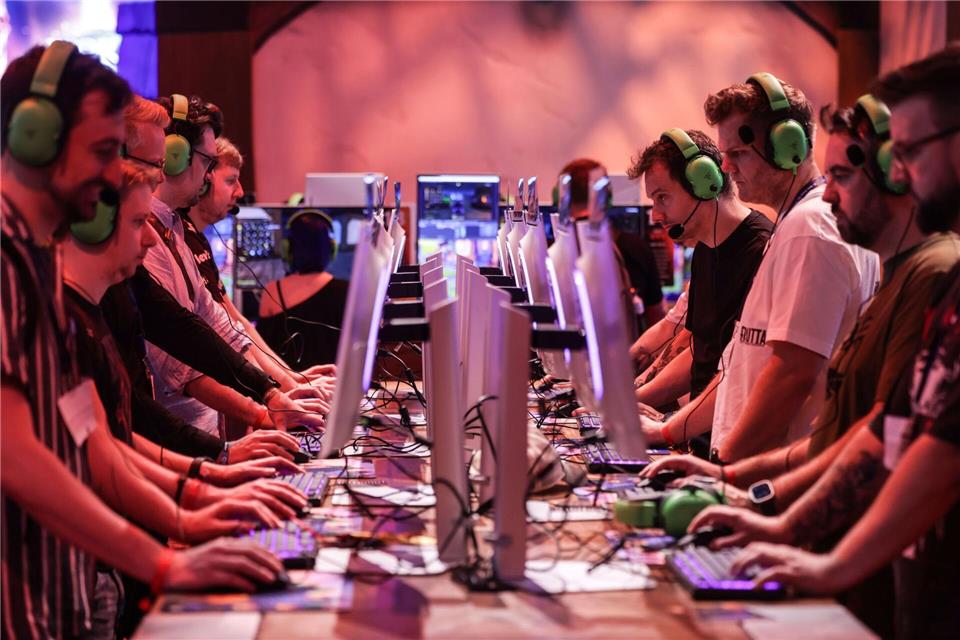 Neue Spiele testen wie hier bei der Gamescom 2024 - das ist auch bei der diesjährigen Gaming-Messe möglich. Oliver Berg/dpa
