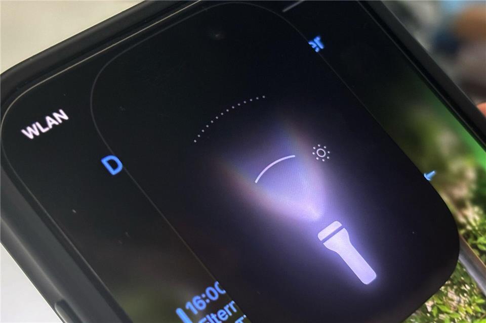 Neue Spielerei: Das Licht der Taschenlampe lässt sich unter iOS 18 zu einem Kegel bündeln oder stufenlos breit streuen.Franziska Gabbert/dpa-tmn